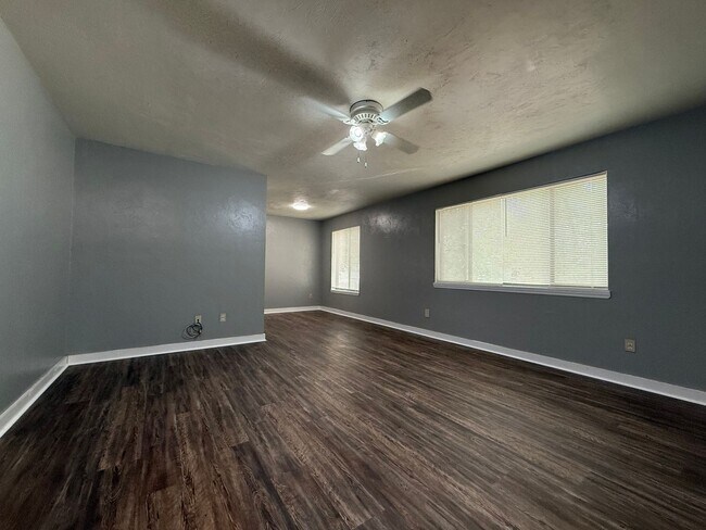 Building Photo - Downstairs unit off E Park avail NOW!!!