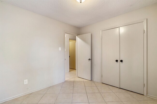 Building Photo - 2 Village Knoll Pl