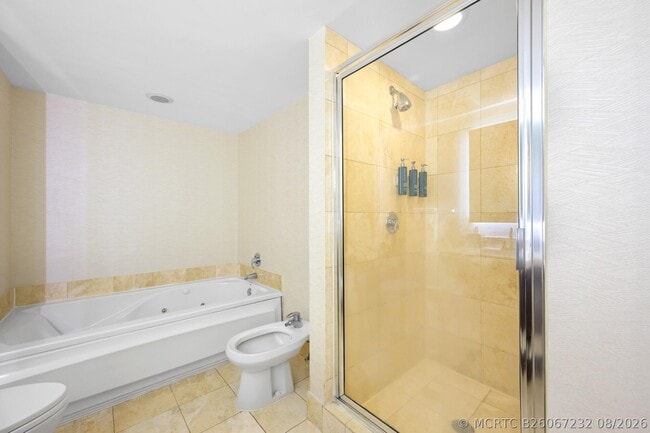 Building Photo - 17375 Collins Ave