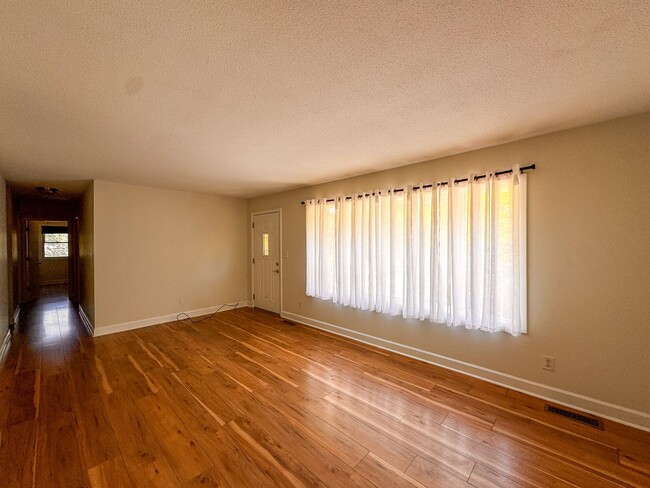 Building Photo - Spacious 4 Bed 2.5 bath Home Close to Fort Bragg