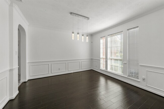 Building Photo - 1922 Lake Grayson Dr