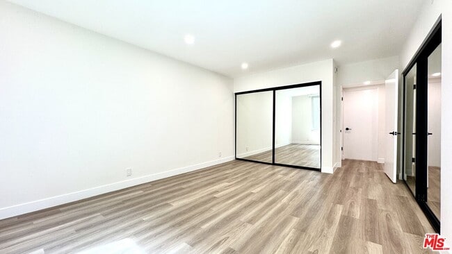 Building Photo - 414 N Palm Dr