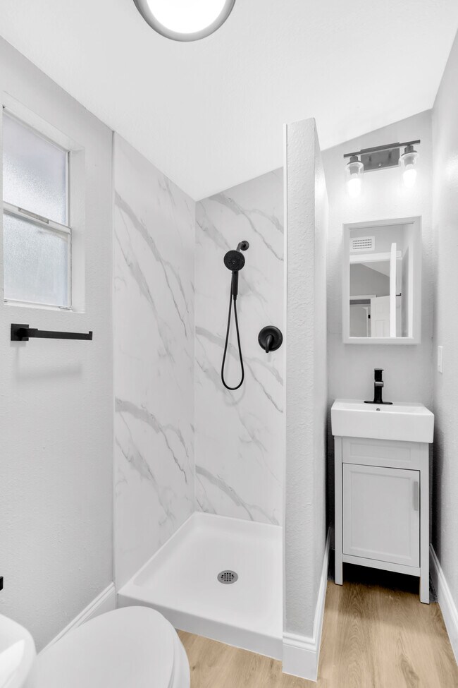 Building Photo - 1515 Sadlon Ave