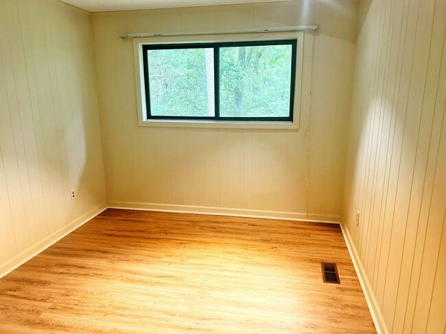 Building Photo - Five bedroom home on one acre of land loca...