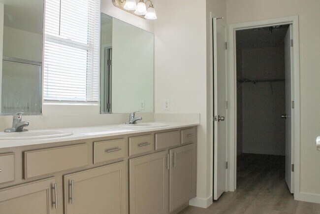 Building Photo - Gorgeous 4Bed/2.5Bath/2Car home located in North Las Vegas Raven Hill gated community!