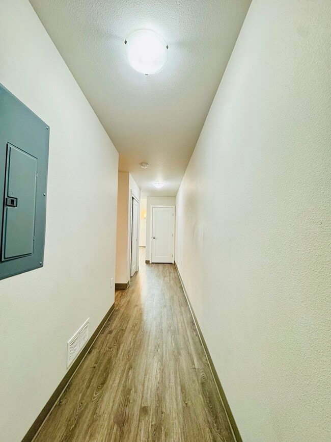 Building Photo - 6 E 12th Ave