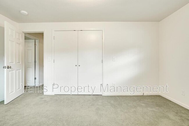 Building Photo - 3385 Camellia Dr S