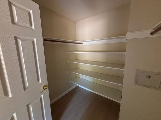 Building Photo - Updated 3BR Townhome in Forest Knolls with parking