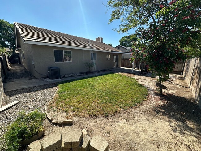 Building Photo - 405 Goldrun Dr