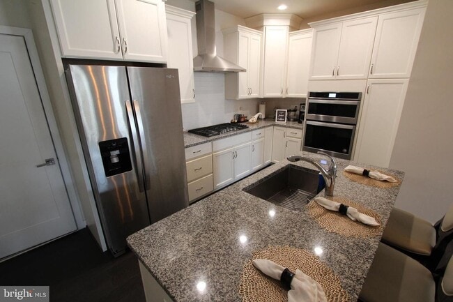 Building Photo - Stylish 1-car garage condo in the heart of...