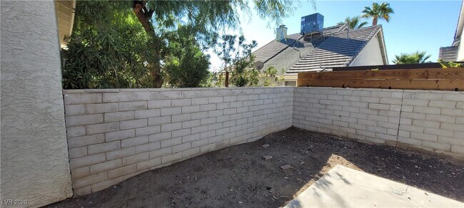 Building Photo - 6561 Avon Ct