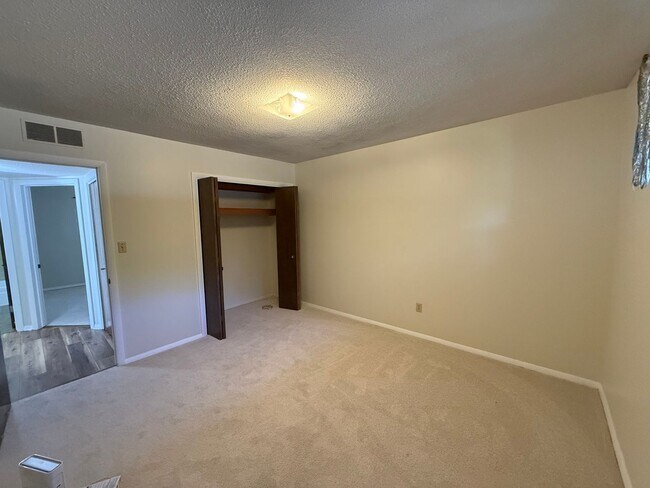 Building Photo - Hale - S St Duplex