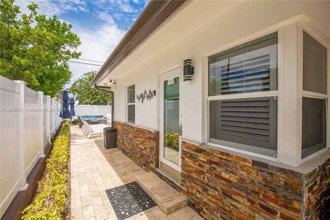 Building Photo - 4561 Poinciana St