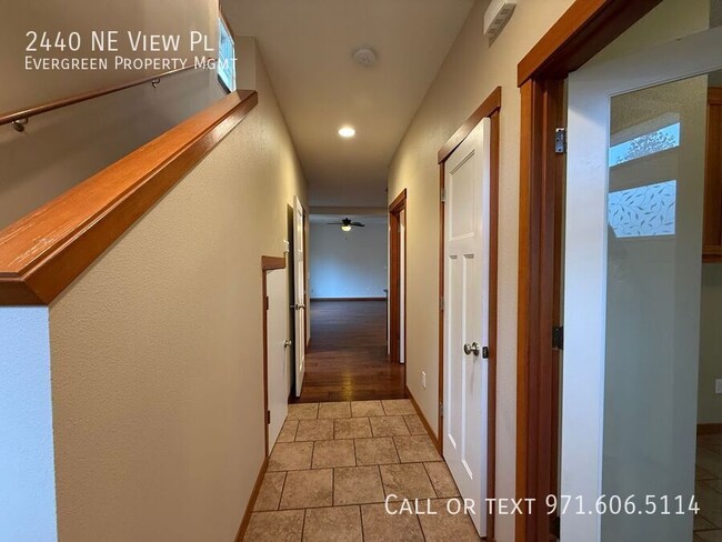 Building Photo - 2440 NE View Pl