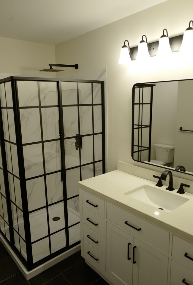 Building Photo - 818 Francis Pl