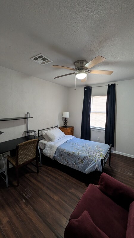 Building Photo - 1004 NE 28th St