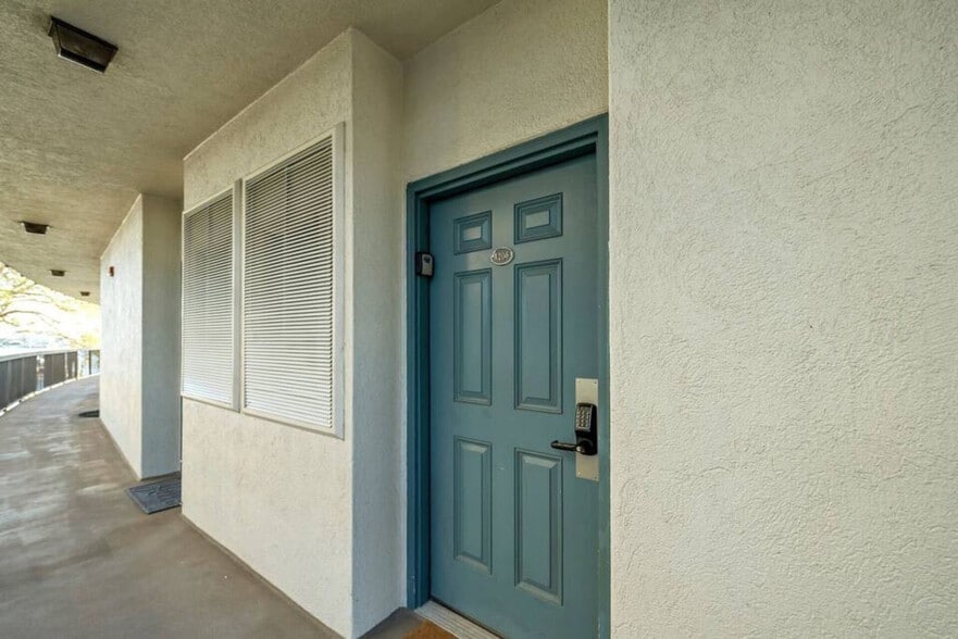 Building Photo - 214 Miracle Strip Pkwy SW