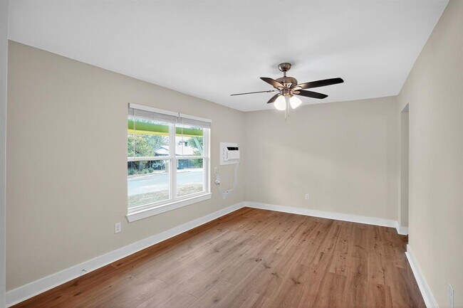 Building Photo - 515 W 8th St