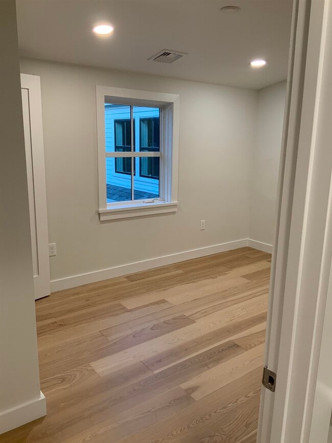 Building Photo - 8 Clifford St