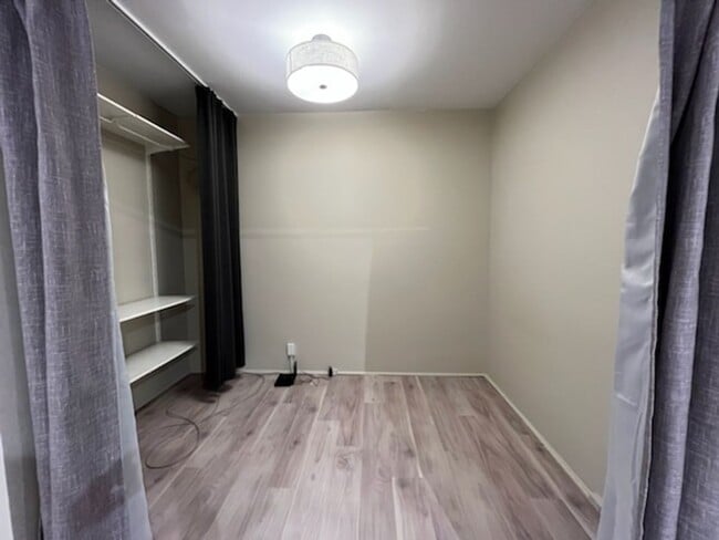 Building Photo - Spacious First Hill condo in the historic ...