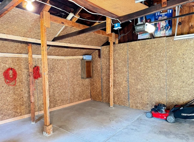 Building Photo - 2 Bedroom Single Family Home - 3 MONTH LEA...