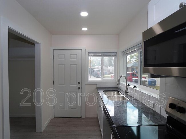 Building Photo - 1724 6th St S