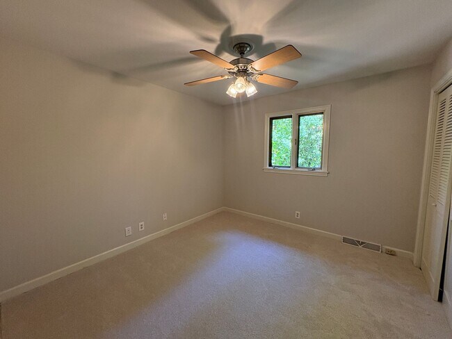 Building Photo - Large Lakefront Home Minutes from Downtown Greenville!