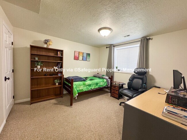 Building Photo - Wonderful Draper East Bench Home with Gorgeous Valley Views