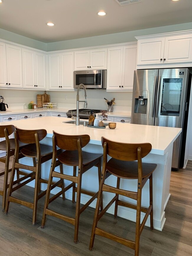 Building Photo - Beautiful Home 4bed/3 bath