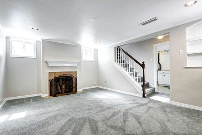 Building Photo - Beautiful 4 Bedroom 2 Bath Single Family H...