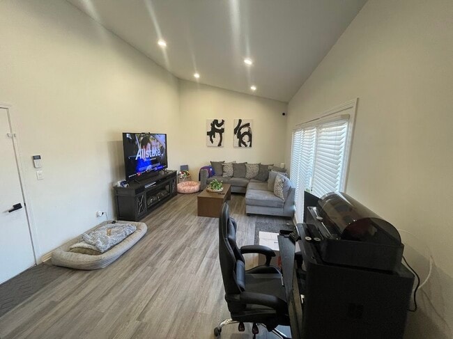 Building Photo - 1527 W Richmond St