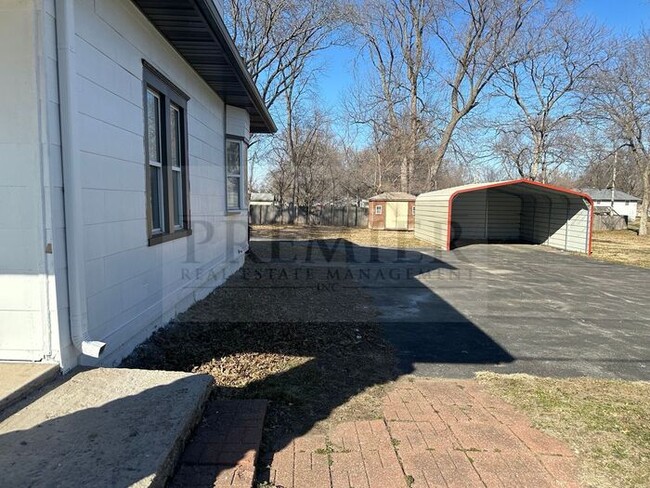Building Photo - 304 E Monroe St Buckner MO 64016 - 4 bed/ ...