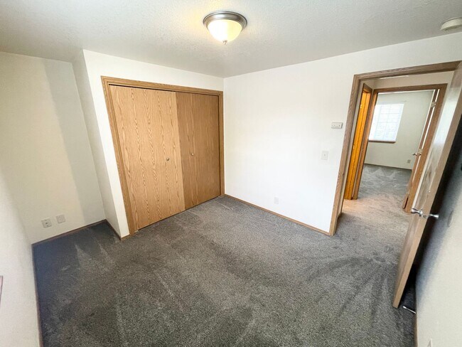 Building Photo - Beautiful 2 Bedroom 1 Bath Apartment- Close to BSU