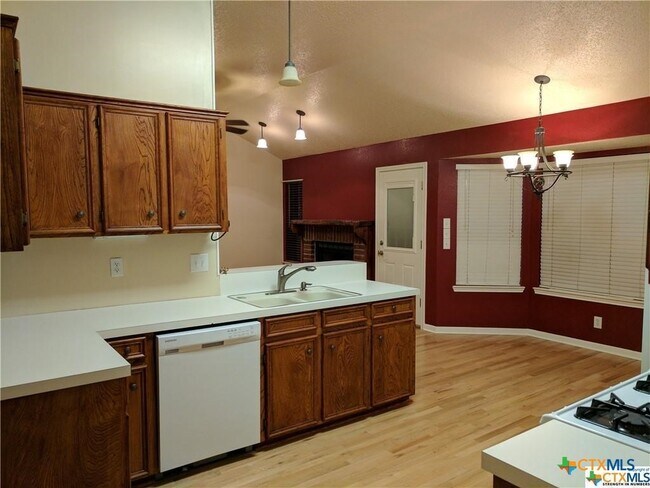 Building Photo - 1502 Stratford Dr