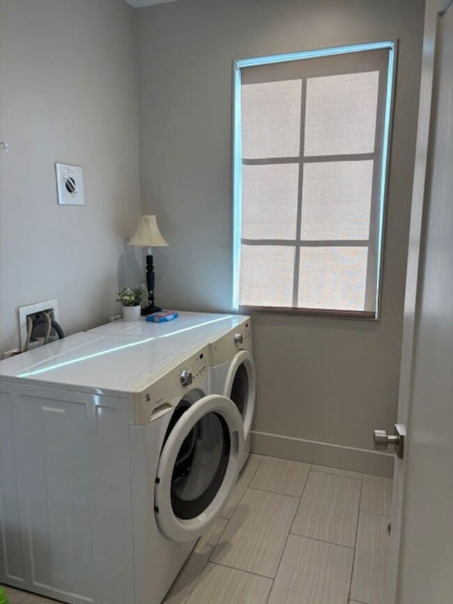 Building Photo - 2-bedroom 1 bath garage apartment with a garage parking space!!