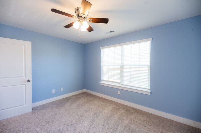 Building Photo - Beautiful 3Bed/2.5Bath Townhome located in Kernersville at Welden Village