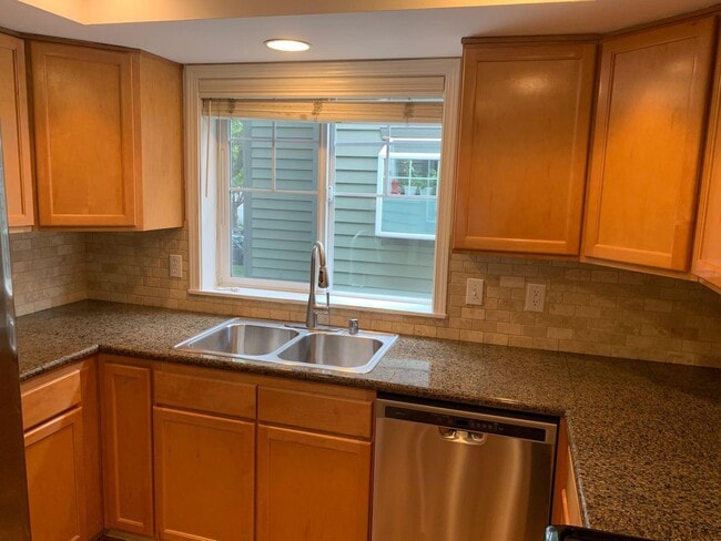 Building Photo - In the heart of Green Lake 3 bed 2.5 bath townhome for rent