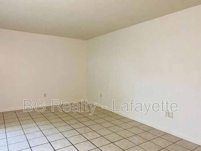 Building Photo - 302 Pillette Rd