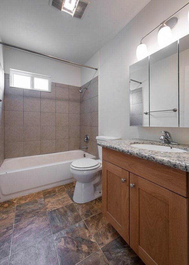 Building Photo - Amazing 2bed/1bath Apartment w/ Covered Parking in Redmond!