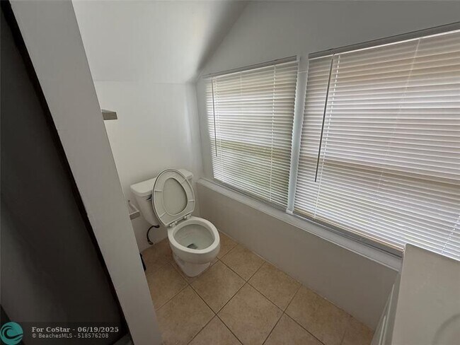 Building Photo - 5025 SW 64th Ave