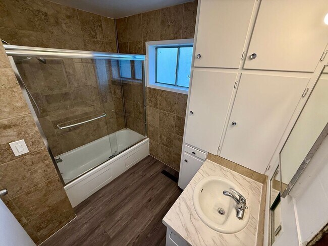 Building Photo - For Rent: 2 Bedroom, 1 Bathroom Home with Garage and Large Yard