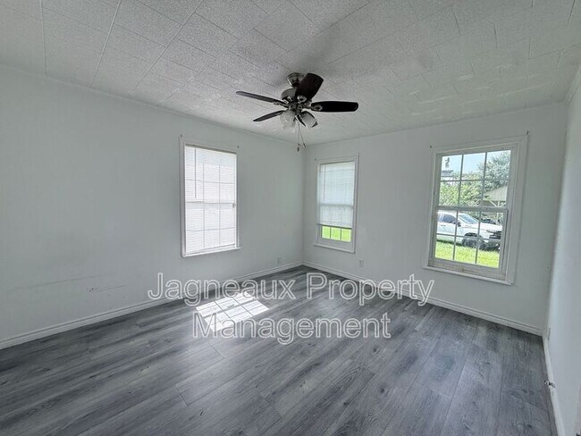 Building Photo - 525 Magnolia St