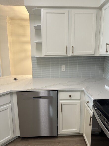 Quartz Counters/ Stainless app - 9845 Baywinds Dr