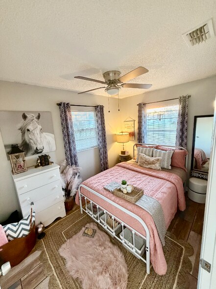 Building Photo - 704 W 13th St