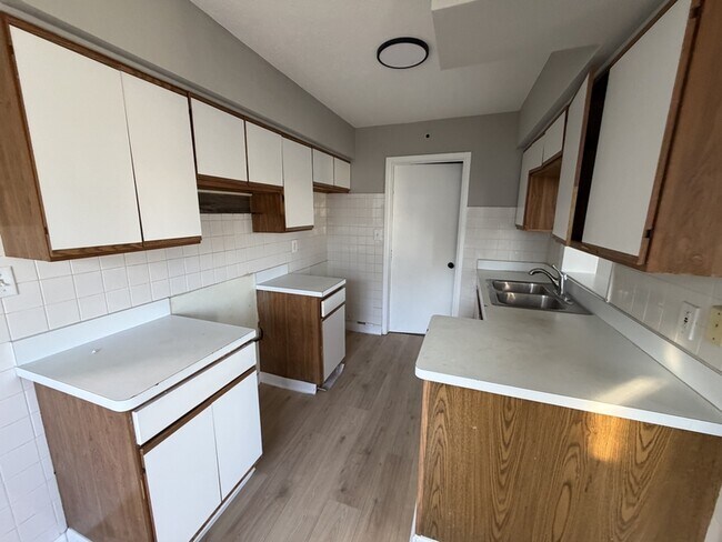 Building Photo - 4300 E 175th St