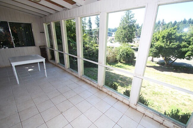 Building Photo - PRIVATE BOTHELL HOME FOR RENT W LARGE YARD & NEW PAINT & CARPET!