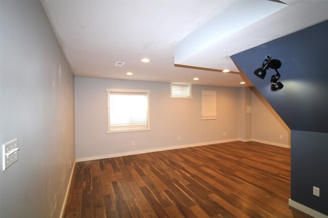 Building Photo - 221 Pecan Bluffs Dr