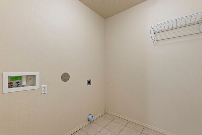 Building Photo - Very Clean 3 Bedroom Home with Community Pool _ Pet Friendly!