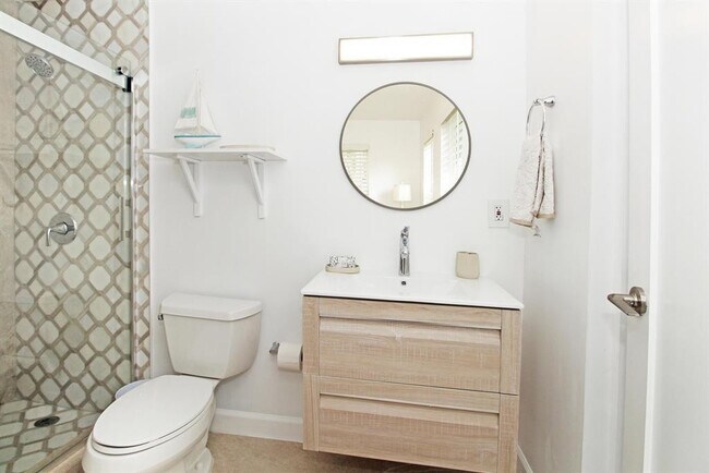 Building Photo - 221 Princeton Dr