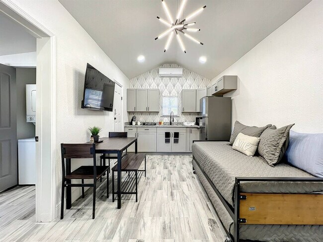 Primary Photo - 2008 E Grant Ave